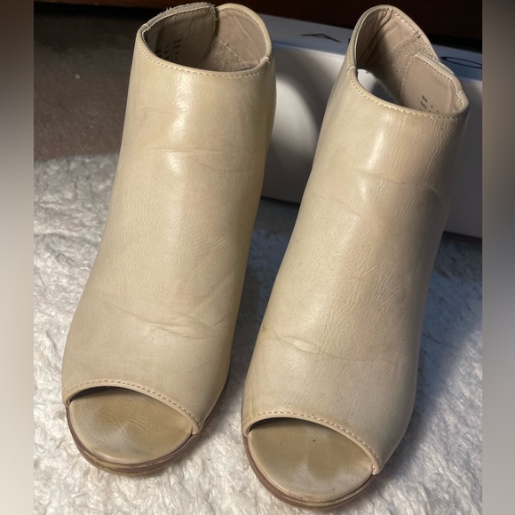 Call it Spring Ankle Bootie in Size 6.5 in light beige - Picture 2 of 9
